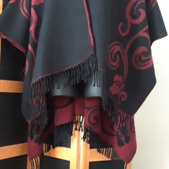 Reversible Printed Poncho w/fringes - Picture 10 of 16